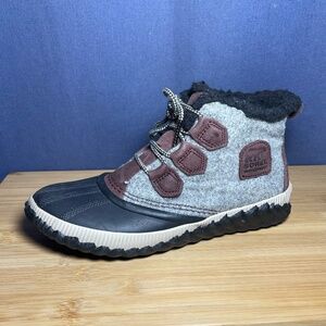 SOLD - Sorel Waterproof Out N About Plus Lace Up Booties Boots Sz 8 Grey Black